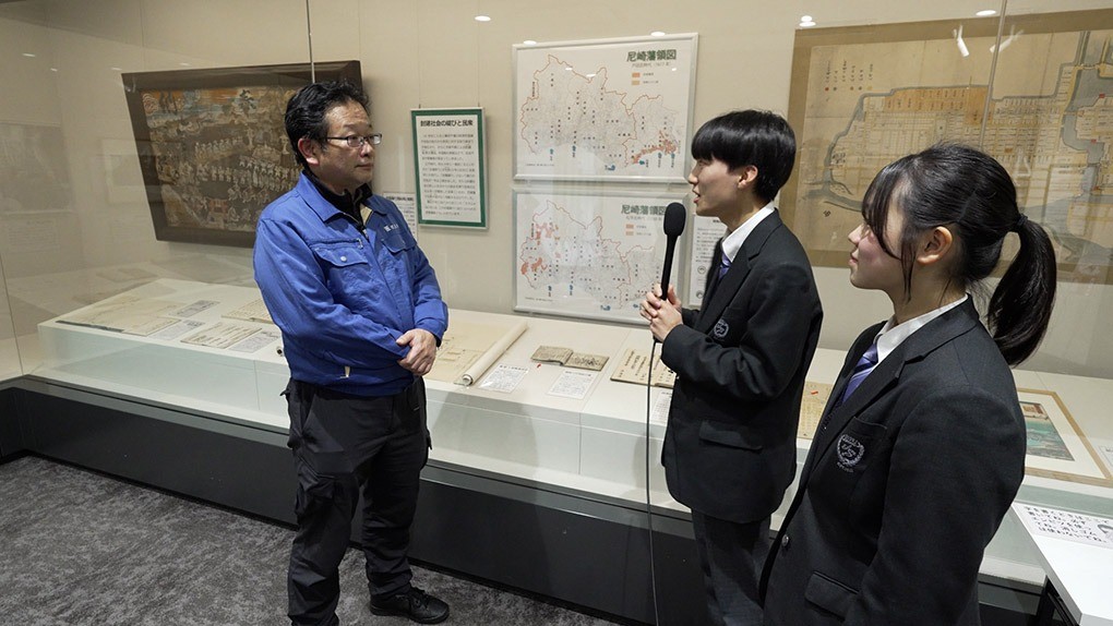 尼崎の歴史を学芸員から教わる高校生