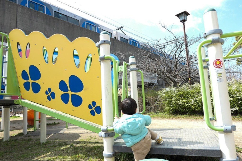 公園の遊具に登ろうとする子ども