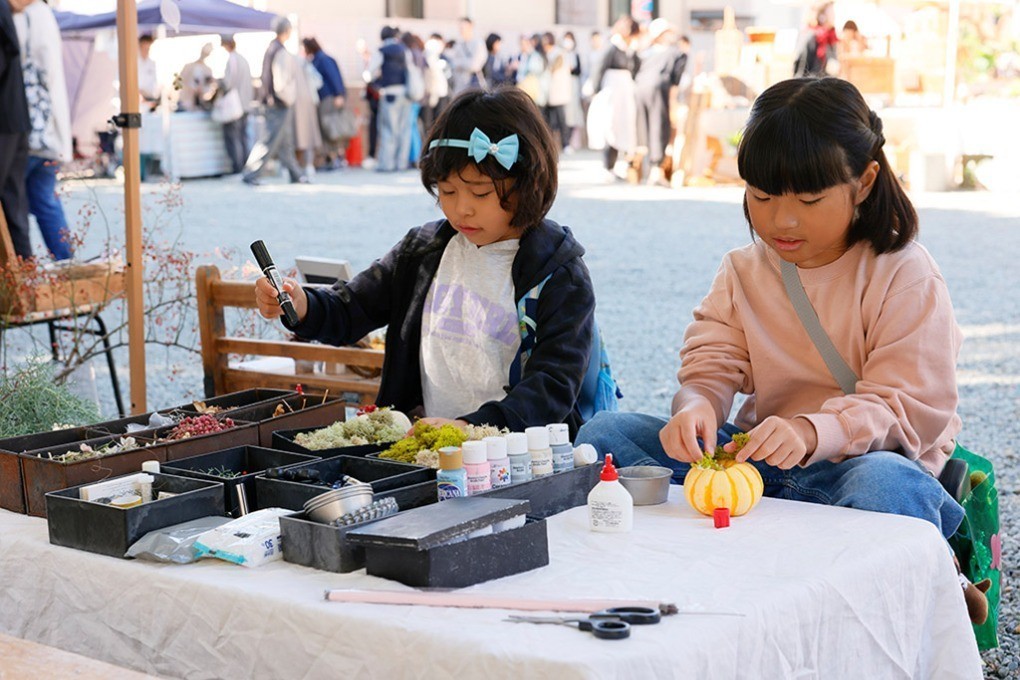 かぼちゃやリースを使ったワークショップに参加する子ども