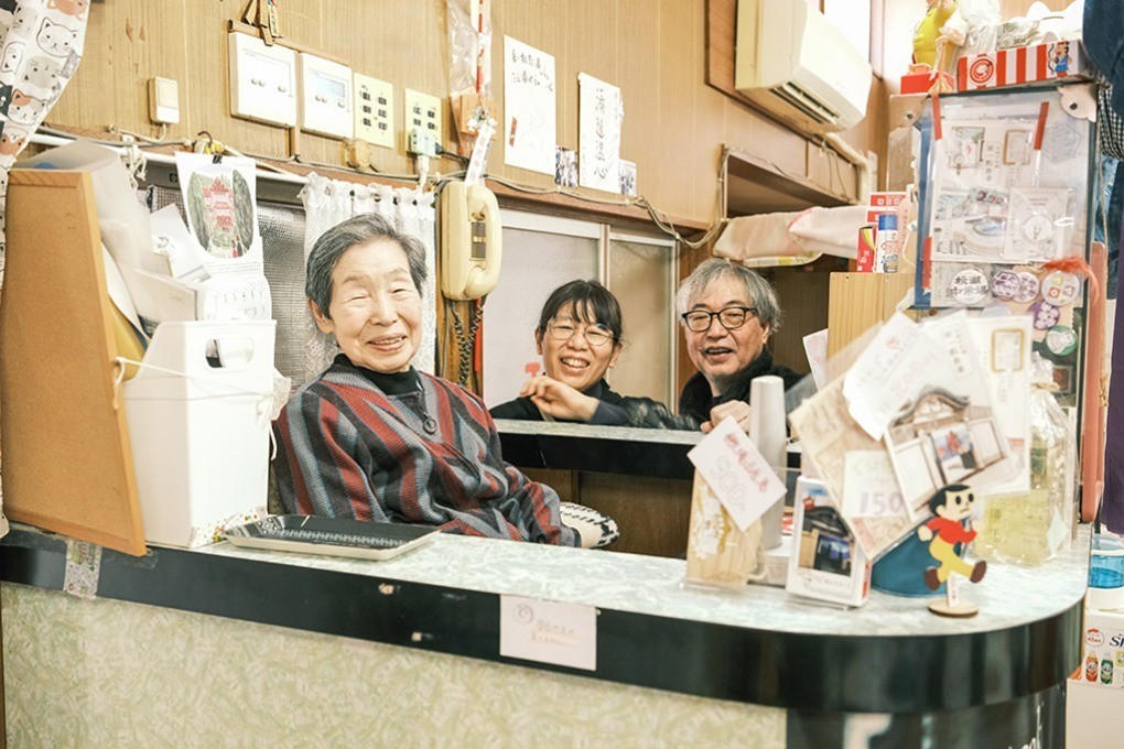 番台に集まる黒木さん一家 