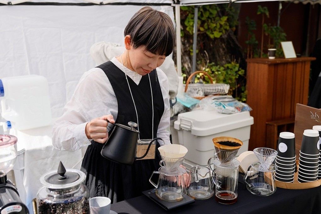 コーヒーを淹れる栃尾さん