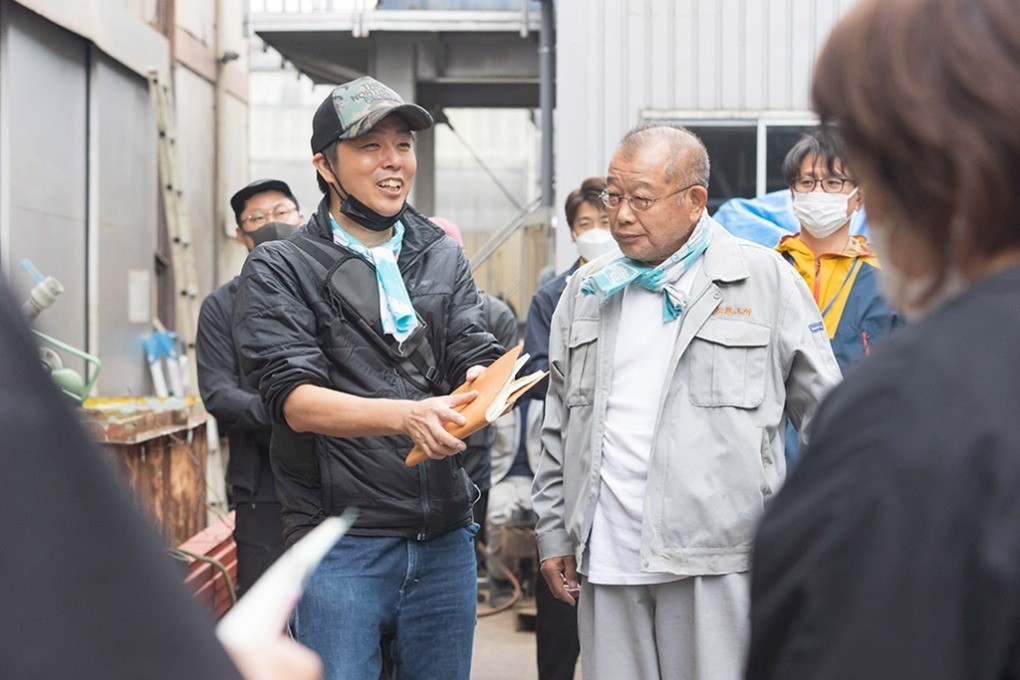 町工場のシーンで鶴瓶さんと並ぶ中村さん