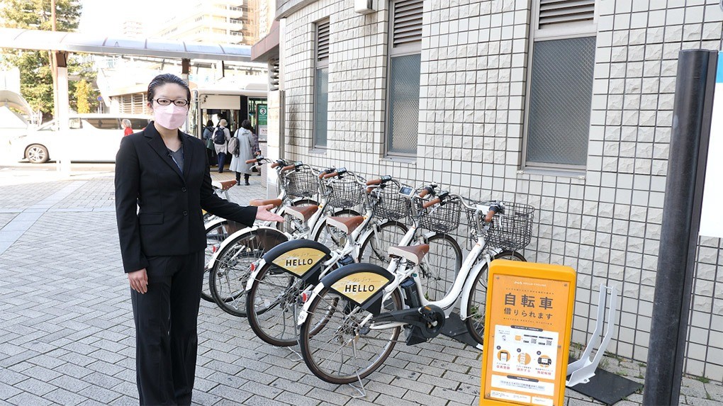 コミュニティサイクルを紹介する職員