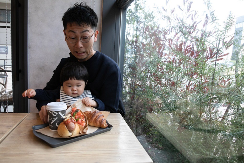 子どもと一緒にテーブルに着く多田さん