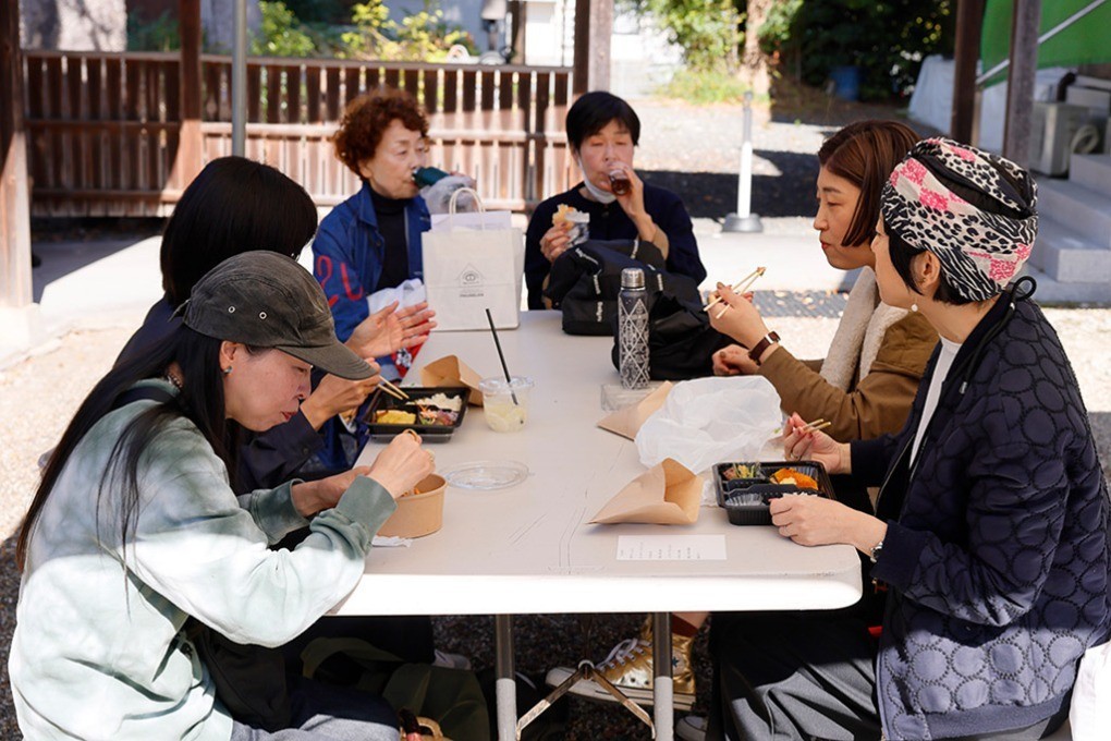 休憩コーナーでお弁当を食べるお客さん