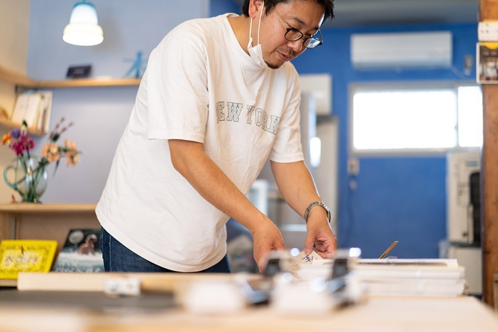 店内で作業する平田さん