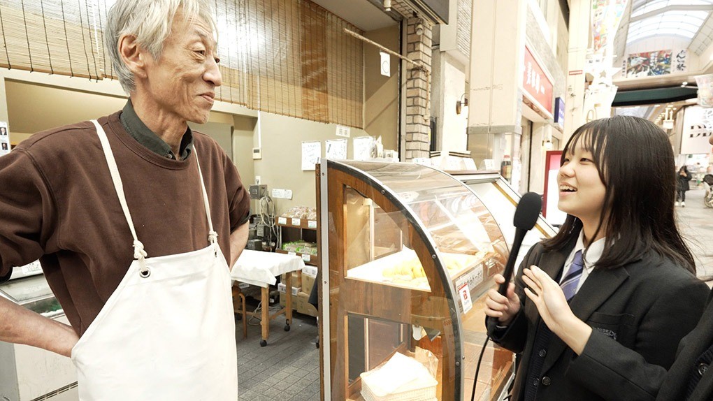 味八喜多で取材する高校生