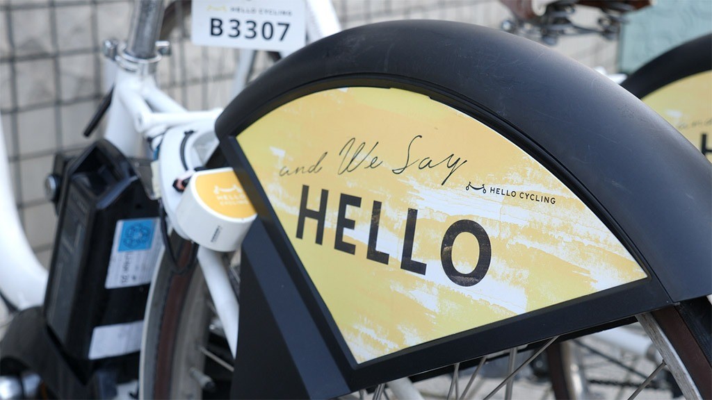 車両に付けられたハローサイクリングのロゴ