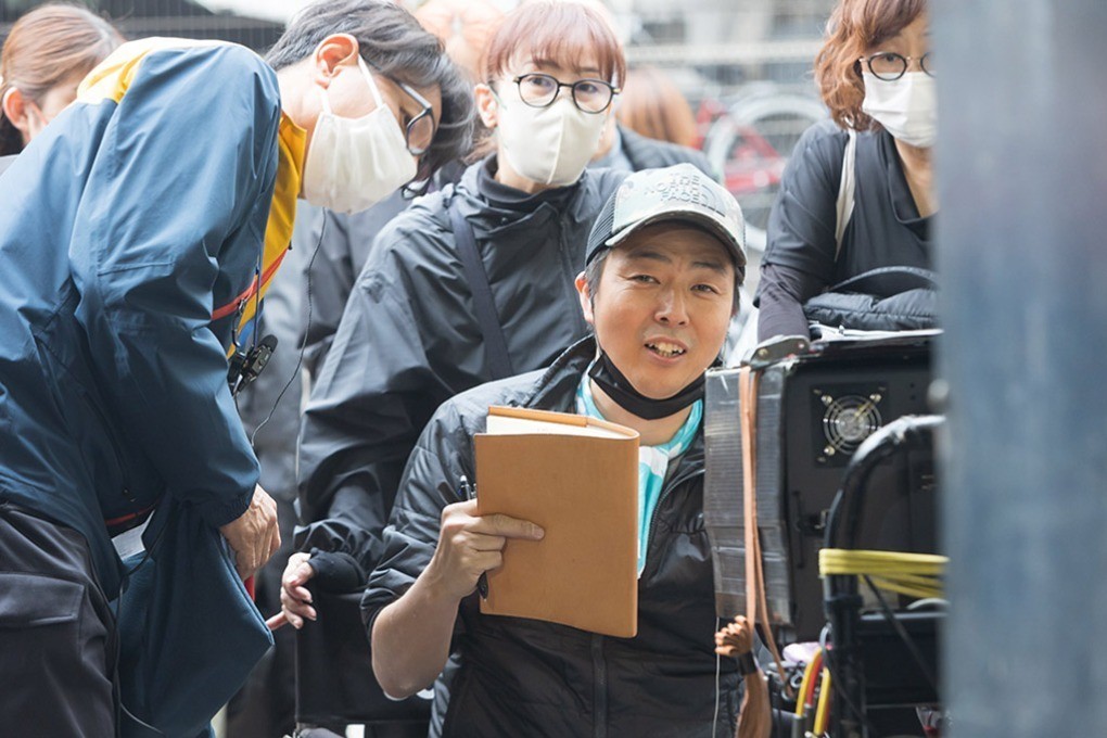 多くのスタッフに囲まれる中村さんの撮影現場