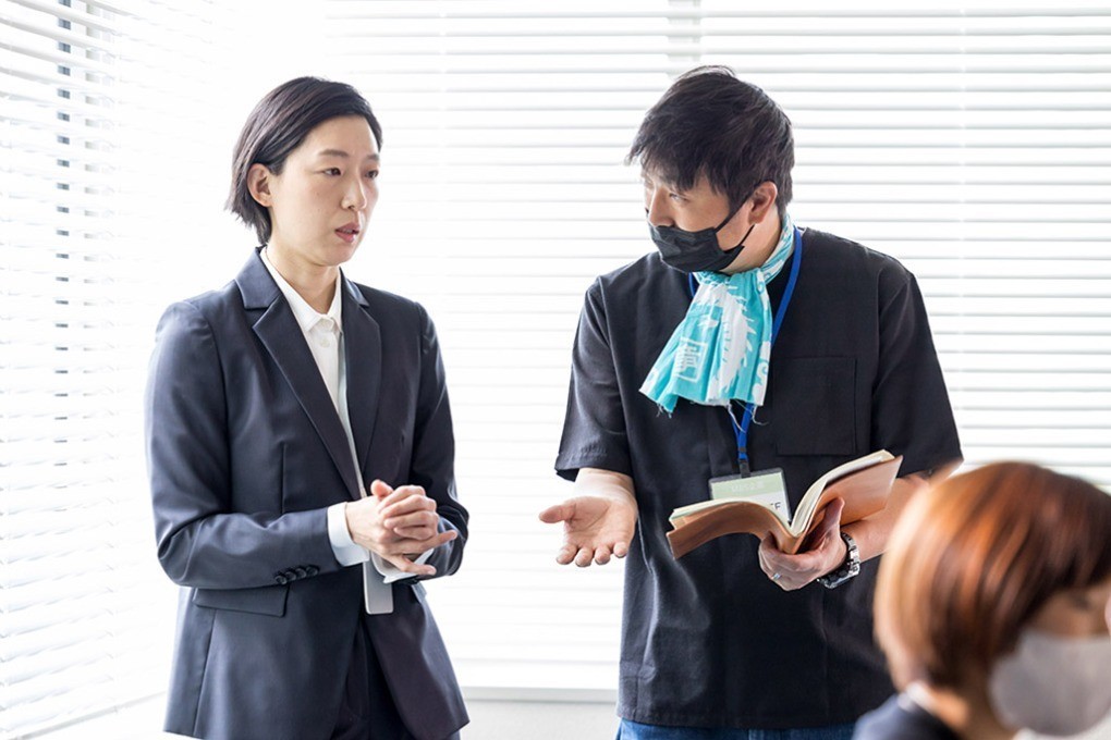 演技プランを主演の江口のりこさんに伝える中村さん