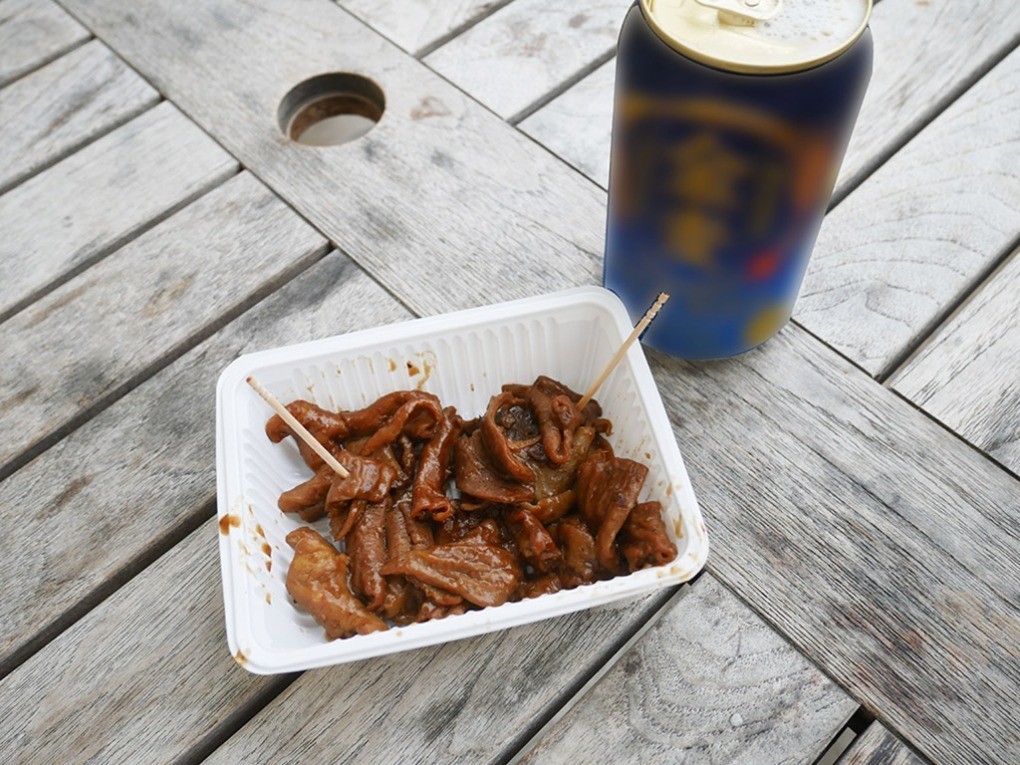 山里食品のホルモンと缶ビール