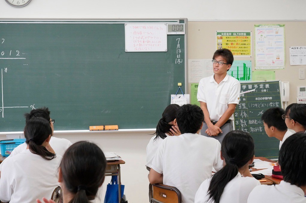 写真、前に出て発表する生徒