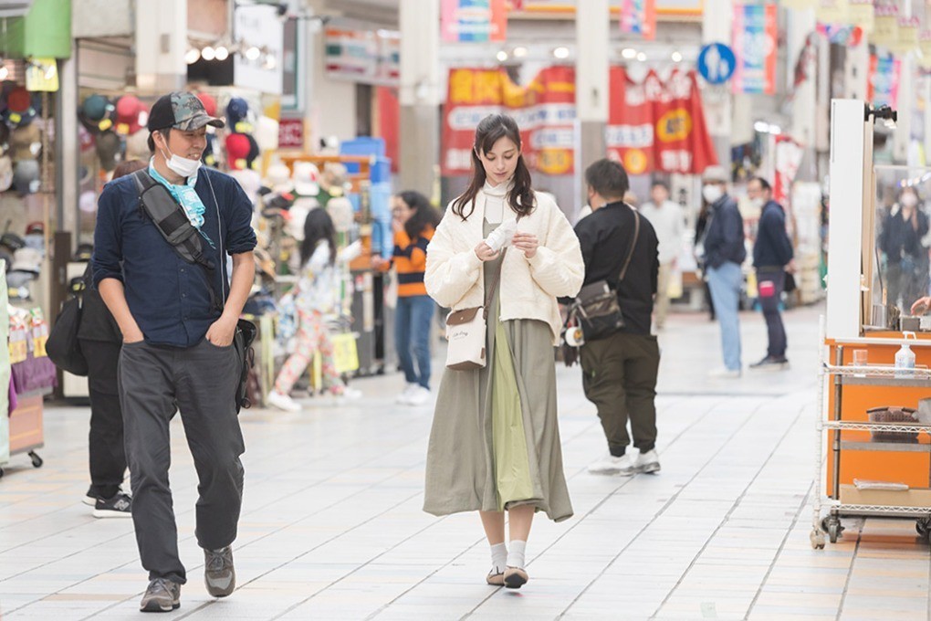 主演の中条あやみさんと並んで商店街を歩く中村さん