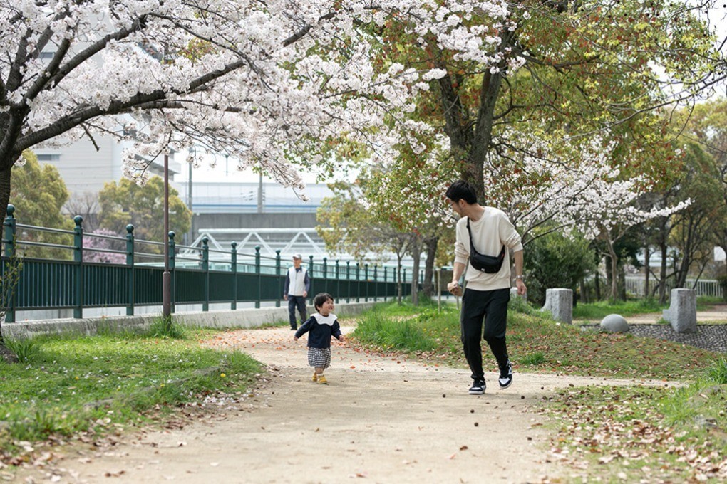 川沿いで遊ぶ親子