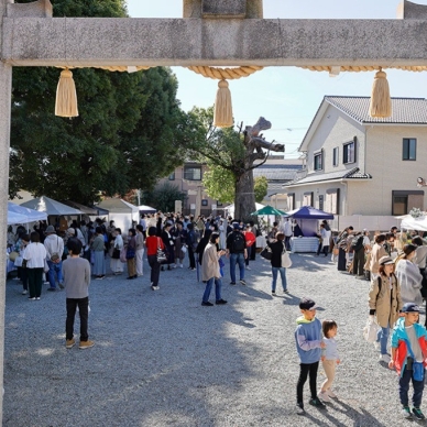 境内に広がる心地よいマルシェの風景