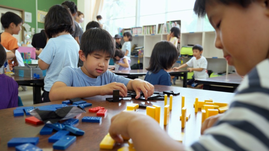 室内のおもちゃで遊ぶ子どもたち