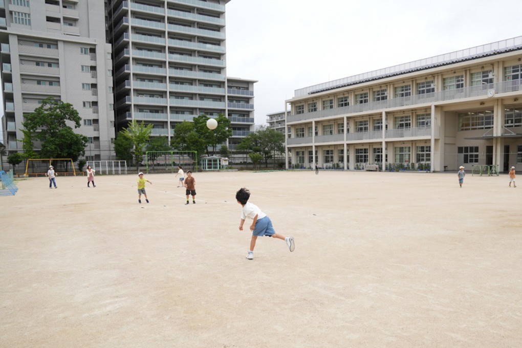 校庭でドッジボール遊びをする子どもたち