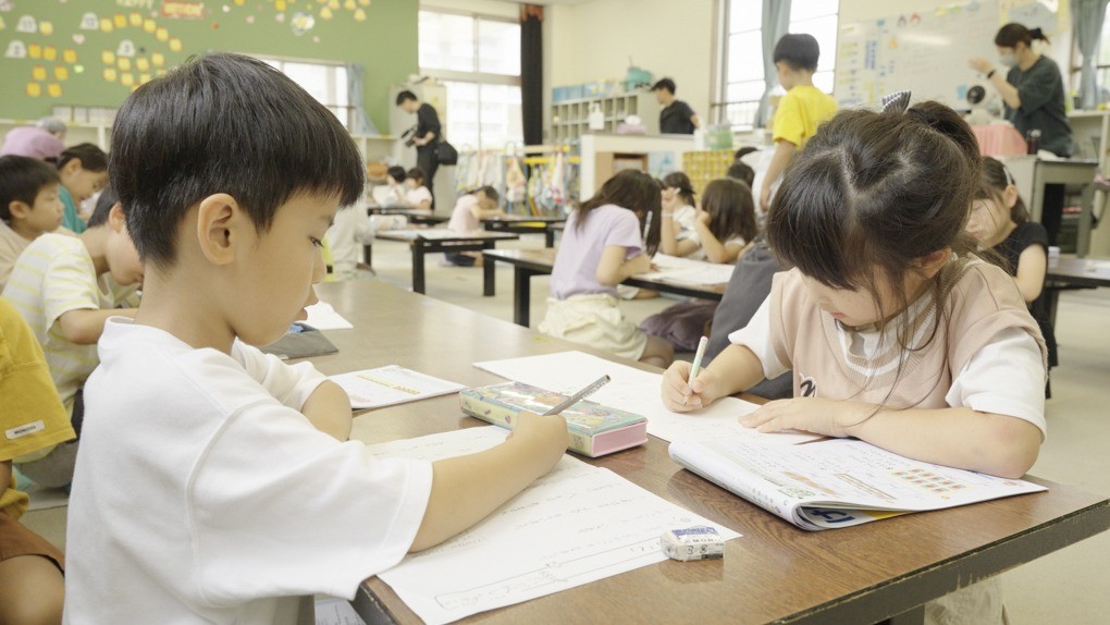 宿題をする子どもたち