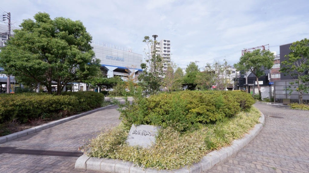 左が阪神出屋敷駅で右が喫煙所。駅の近くで利用しやすく、吸う人と吸わない人の共存が進む