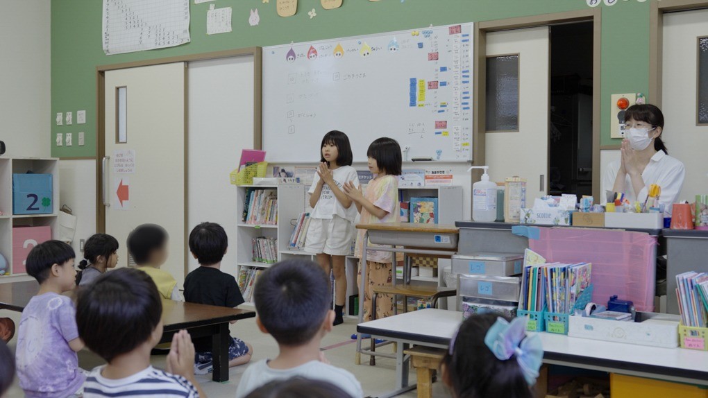 おやつ時間「いただきます」をする子どもたち