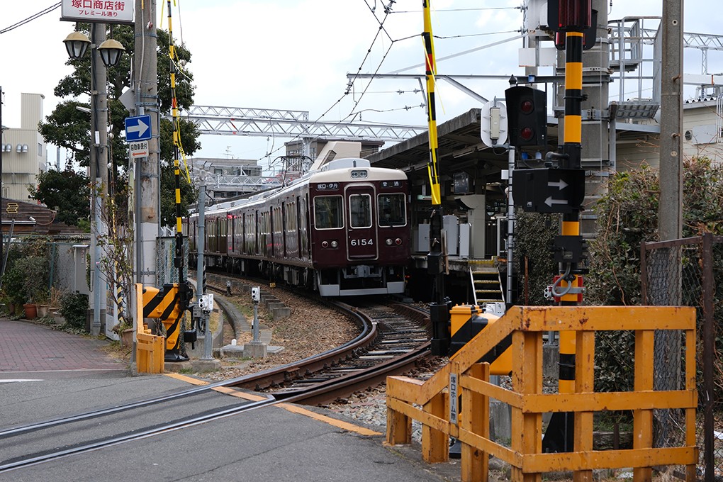 阪急塚口駅に停車する伊丹線の車両