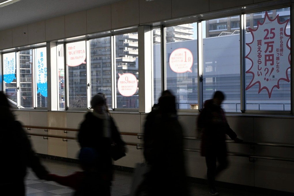 写真、JR尼崎駅北通路を行き交う人と並ぶフキダシ