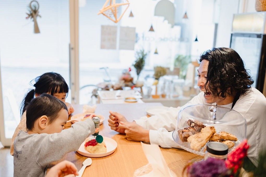 写真、カドデカフェのカウンターで食事をする子ども