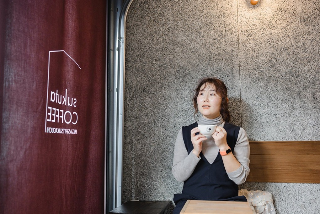 写真、カフェでくつろぐ高井さん