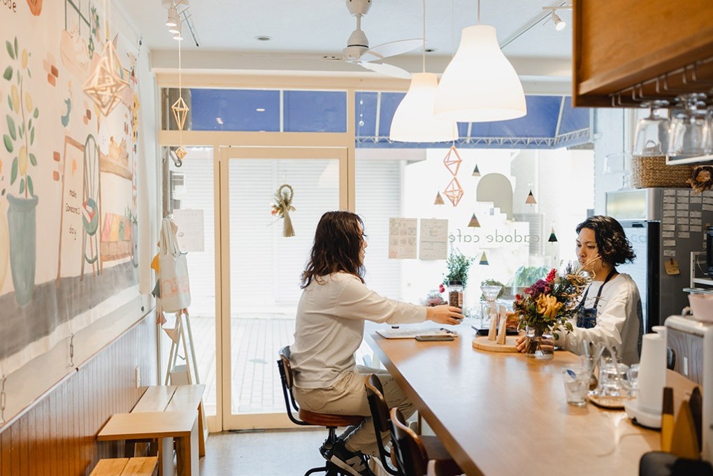 写真、月曜は間借りコーヒー屋として活動するHOLLY COFFEE STANDの堀さんが担当