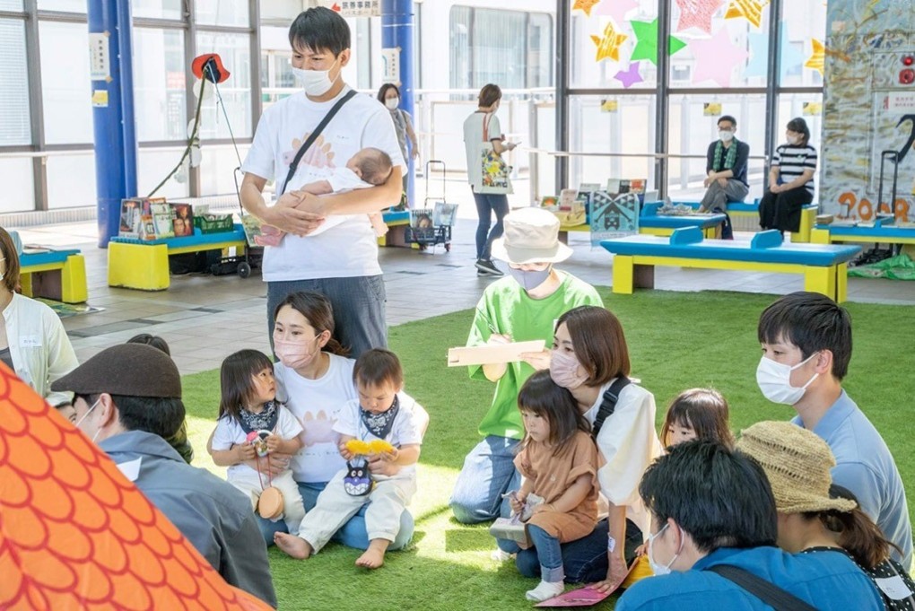 写真、阪急塚口駅前のはんつかスカイコム広場で開催された「ふたご会」の様子。写真は座間雄貴