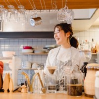 写真、カフェに立つ高井さん