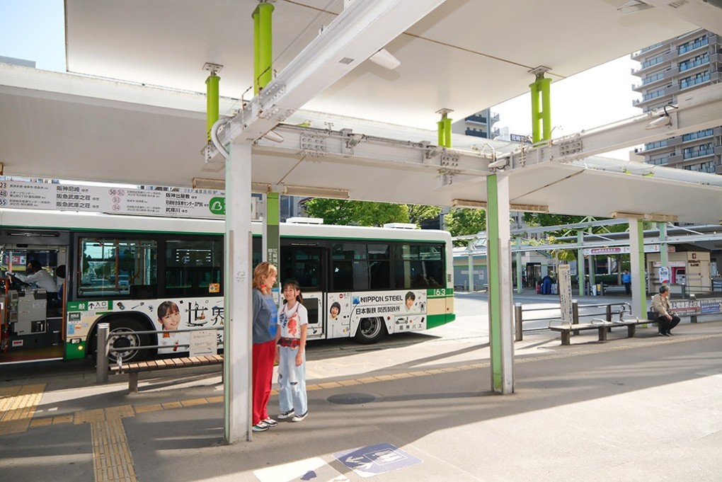 写真、駅南のバスロータリー