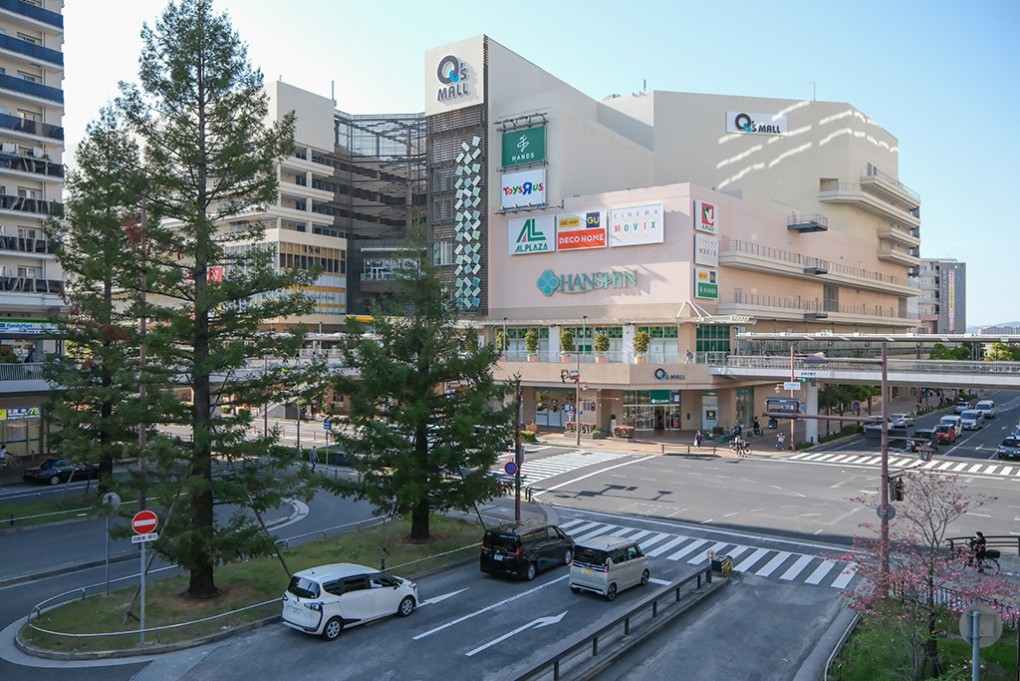 写真、JR尼崎駅付近のまちなみ