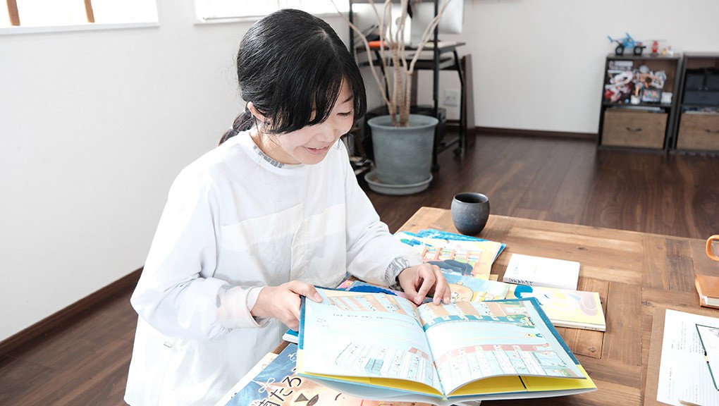 写真、「ビルよりも たかいたかーい」のページを開く、ホッシー ナッキーさん