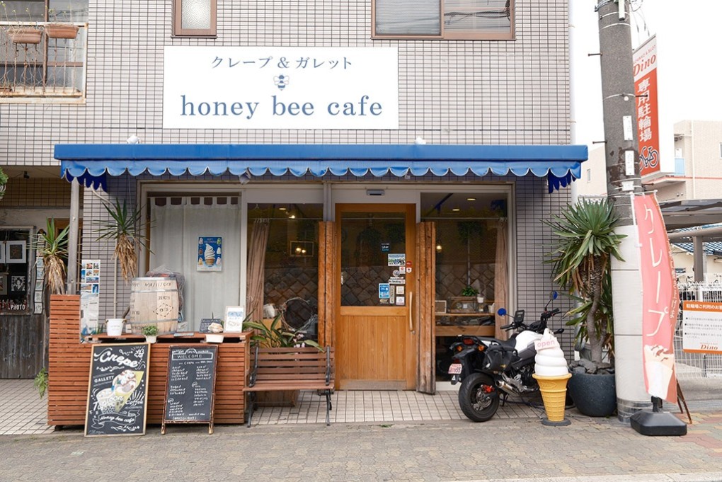 写真、ハニービーカフェの外観