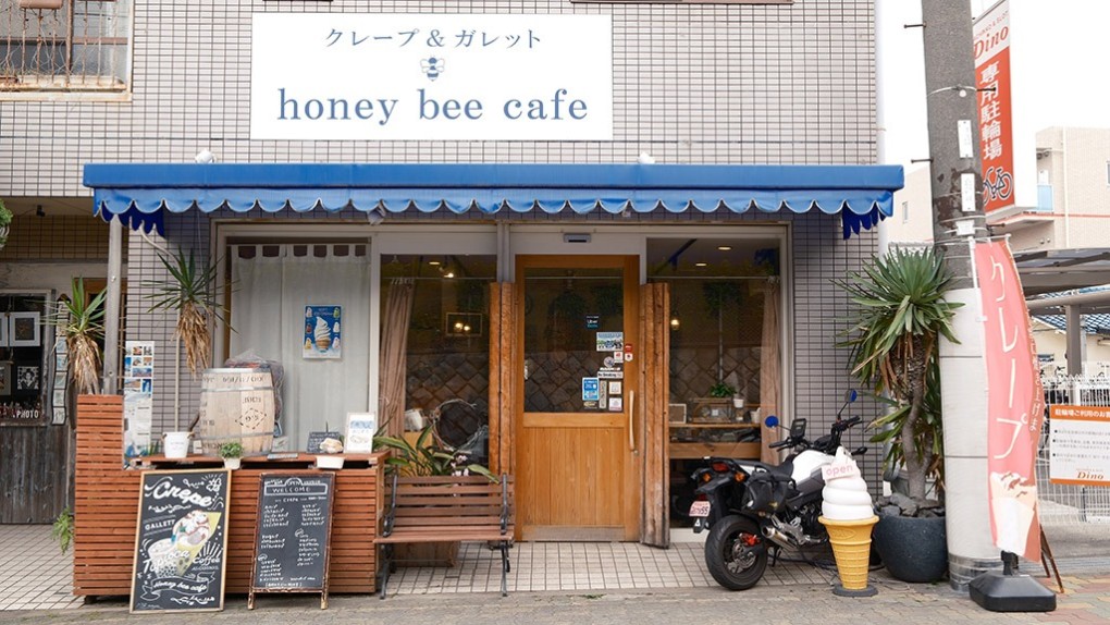 写真、ハニービーカフェの外観