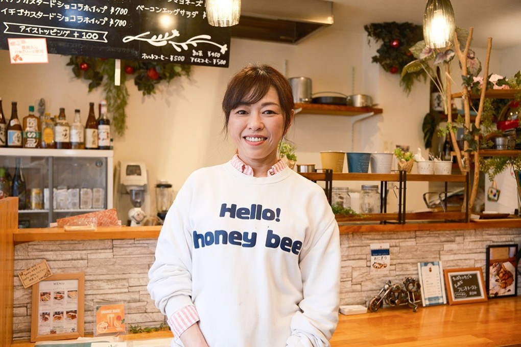 写真、ハニービーカフェの仲尾さん