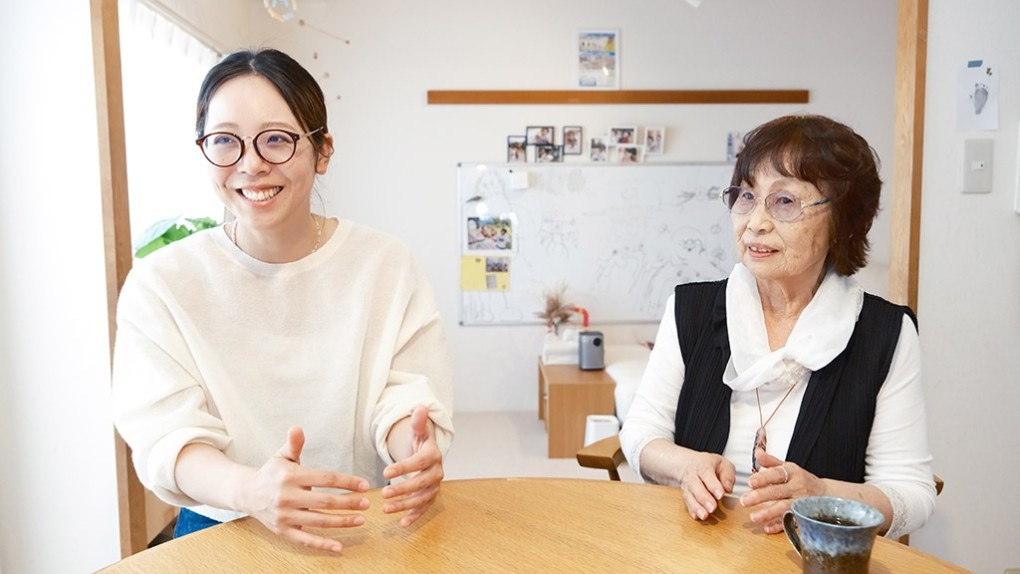 写真、左は鍬さん、右は谷村さん