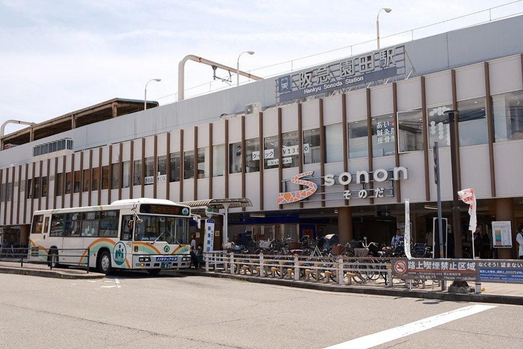 写真、阪急園田駅前