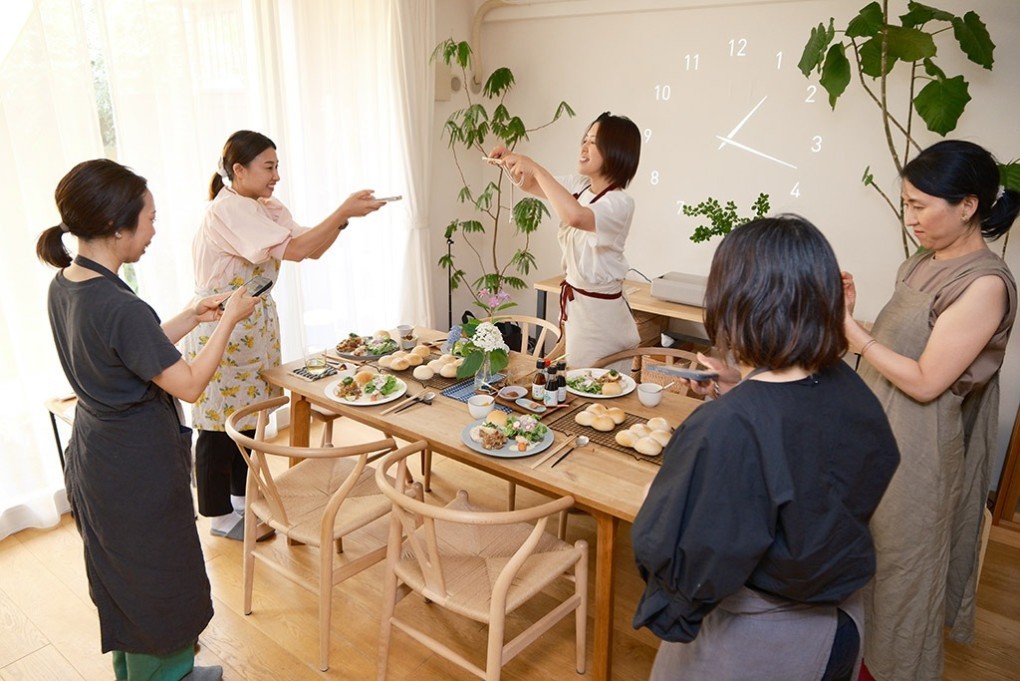 写真、生徒みんなが写真撮影をする様子