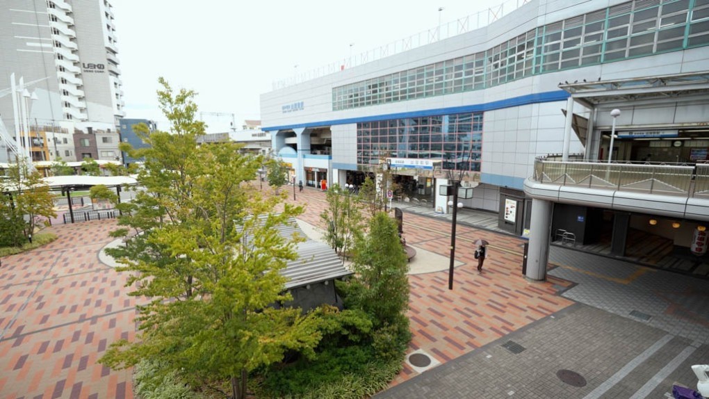 写真、阪神出屋敷駅周辺の様子