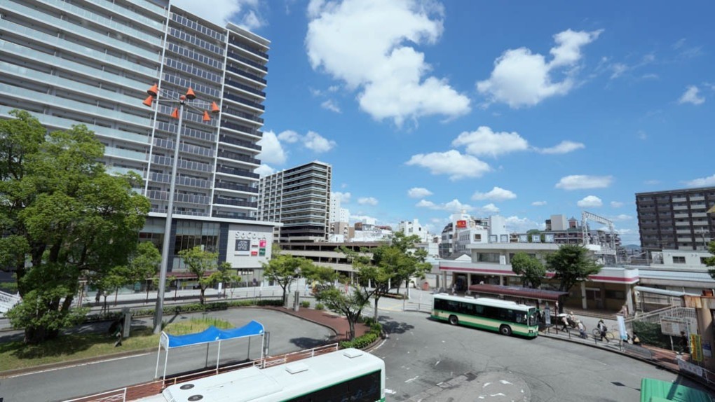 写真、阪急塚口駅前の様子