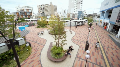 阪神出屋敷駅前の広場の様子