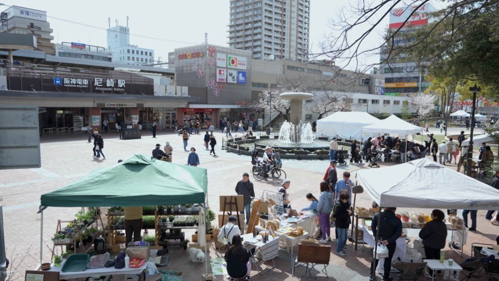 写真、阪神尼崎駅前の中央公園イベント