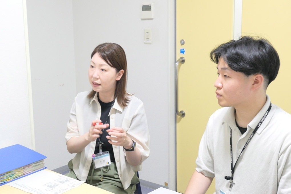 写真、健康増進課の母子保健担当職員
