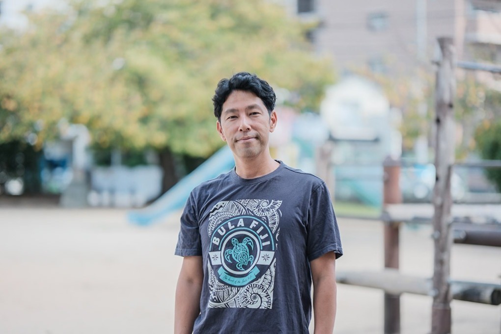 写真、尼崎・立花にある公園に立つ、永崎裕麻さん