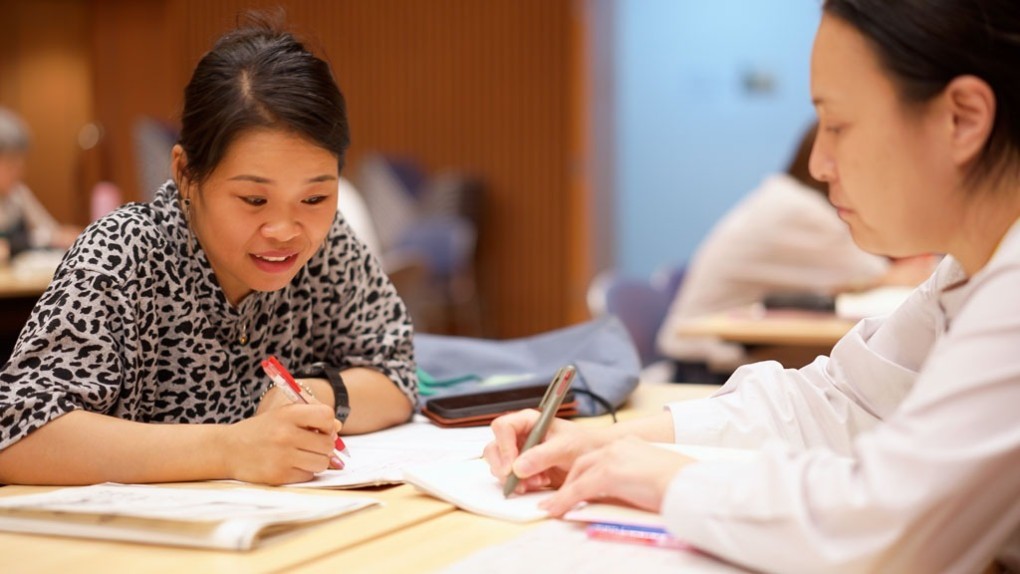 写真、日本語教室で大人が学ぶ様子