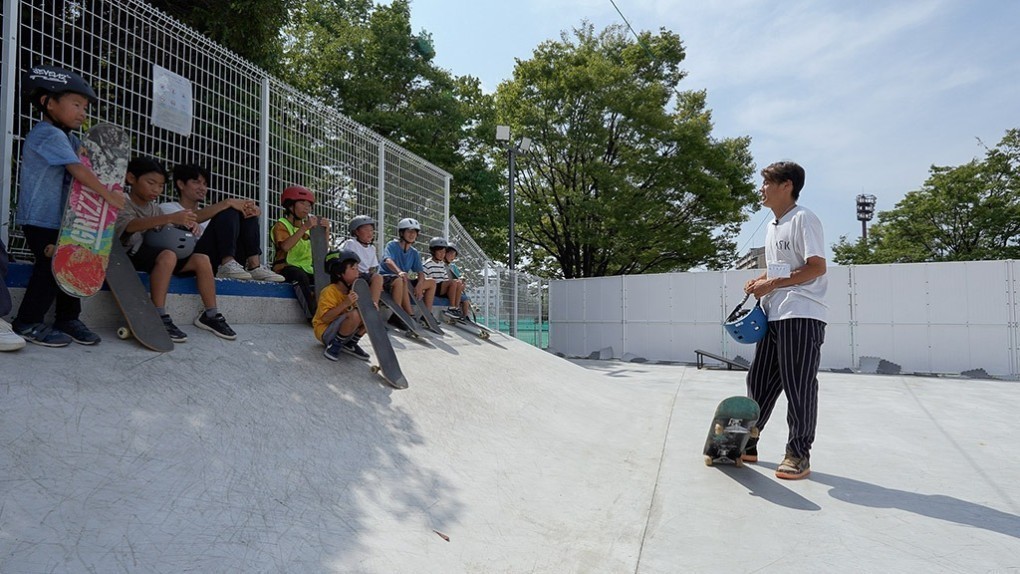 写真、吉金さんの話に聞き入る、ぐるりミライスクールのメンバー