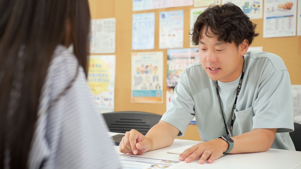 写真、尼崎市外国人総合相談センターの対応の様子