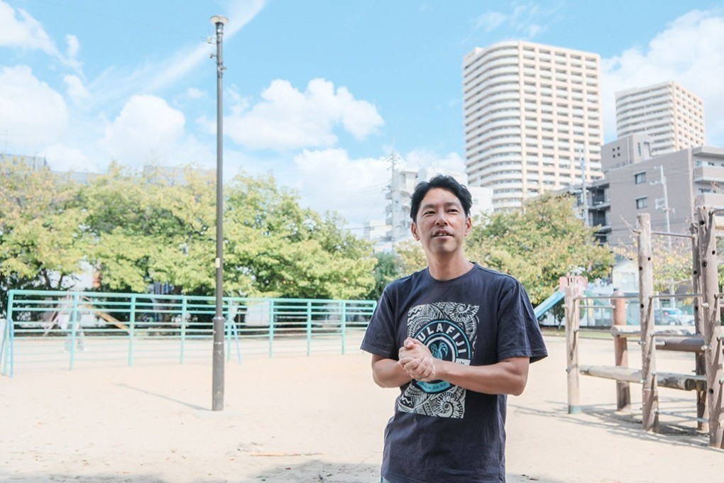 写真、公園で話す永崎さん